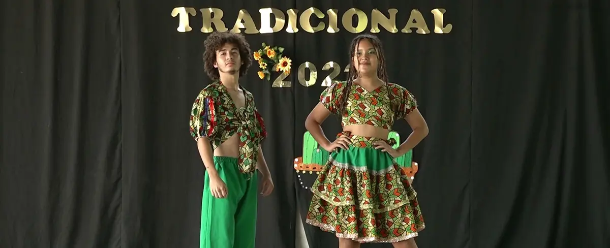 Colegio Enrique Flores realiza desfile de trajes tradicionales