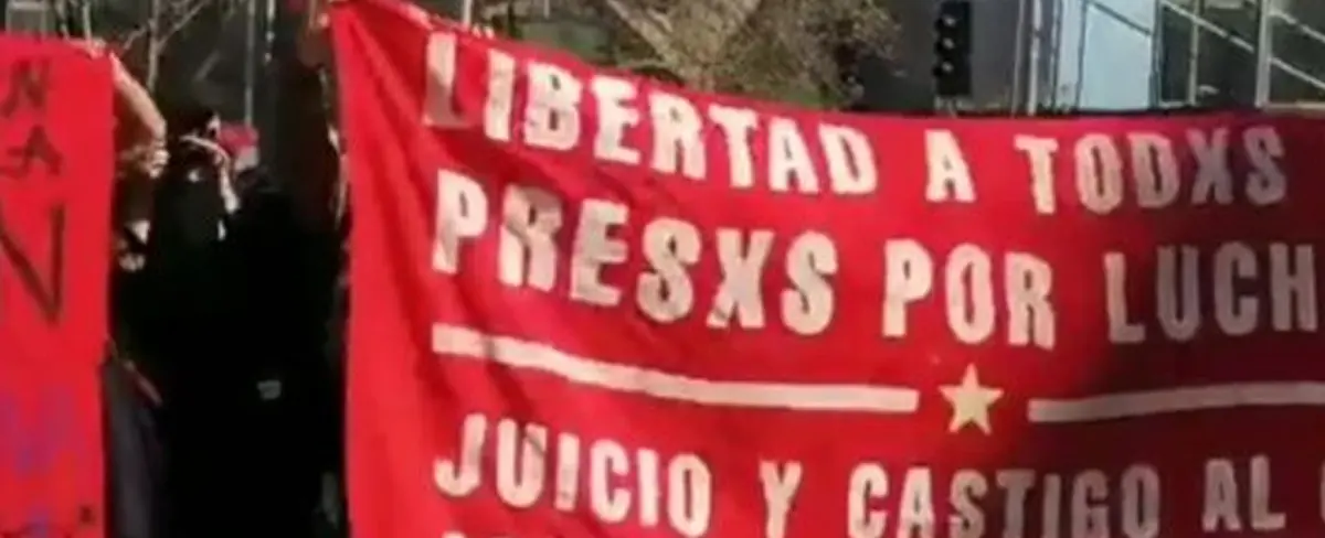 Estudiantes se manifiestan a favor de un nuevo proceso constituyente en Chile