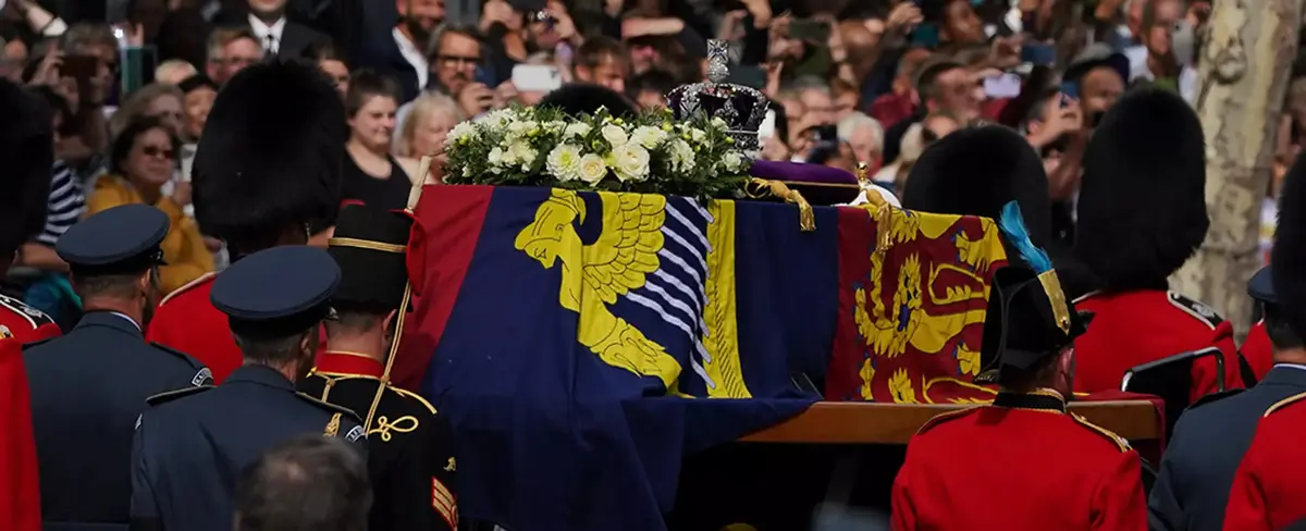Guardia real se desvanece durante funeral de la reina Isabel