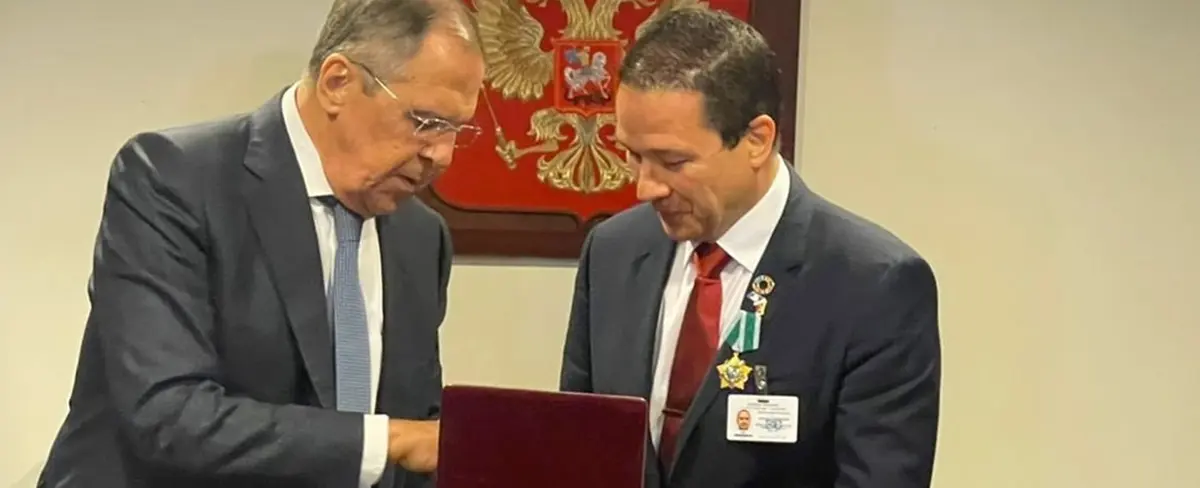 Canciller Lavrov entrega Orden de la Amistad de Rusia a su homólogo venezolano