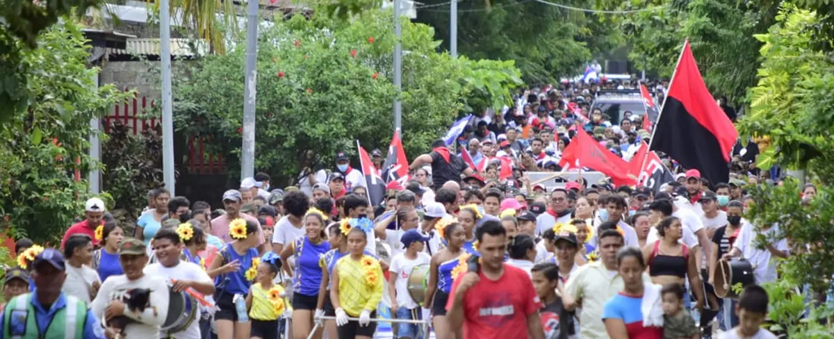 León camina celebrando una vez más a Septiembre Victorioso