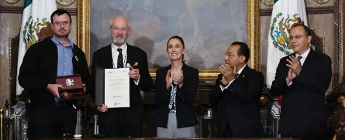 México entrega Llaves de la Ciudad a familia de Julian Assange