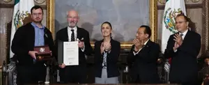 México entrega Llaves de la Ciudad a familia de Julian Assange