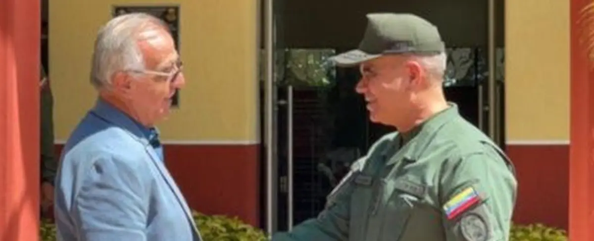 Ministros de Defensa venezolana y colombiana se encuentran en la frontera en común
