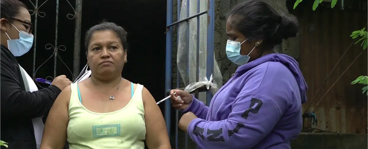 Pobladores del barrio Nueva Nicaragua reciben dosis contra la Covid-19