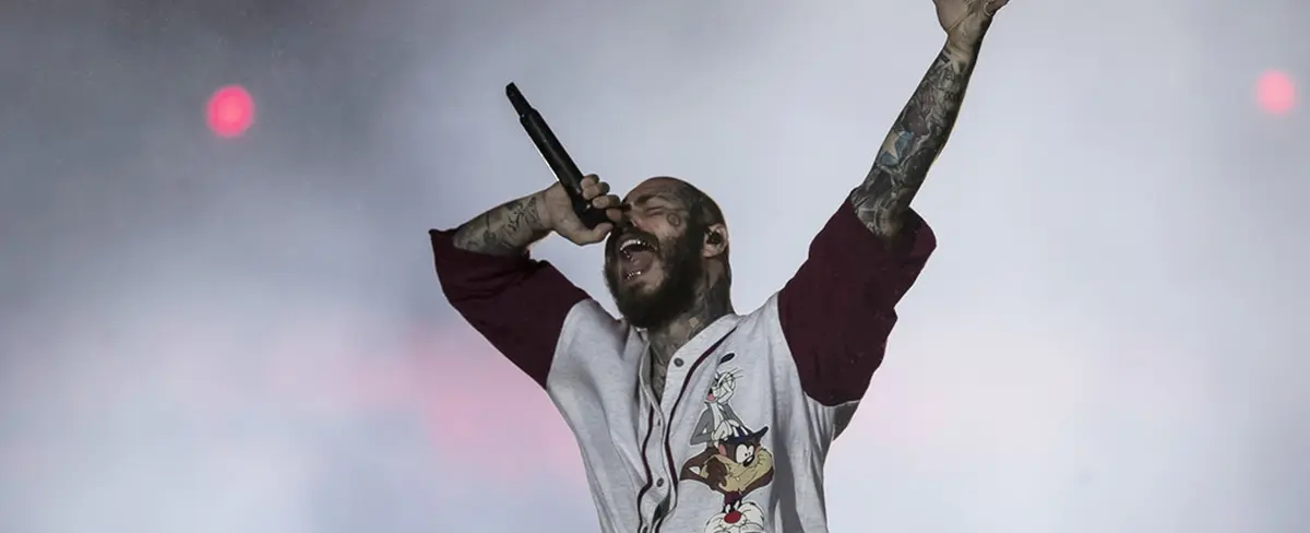 El cantante Post Malone sufre una caída del escenario en pleno concierto