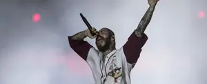 El cantante Post Malone sufre una caída del escenario en pleno concierto
