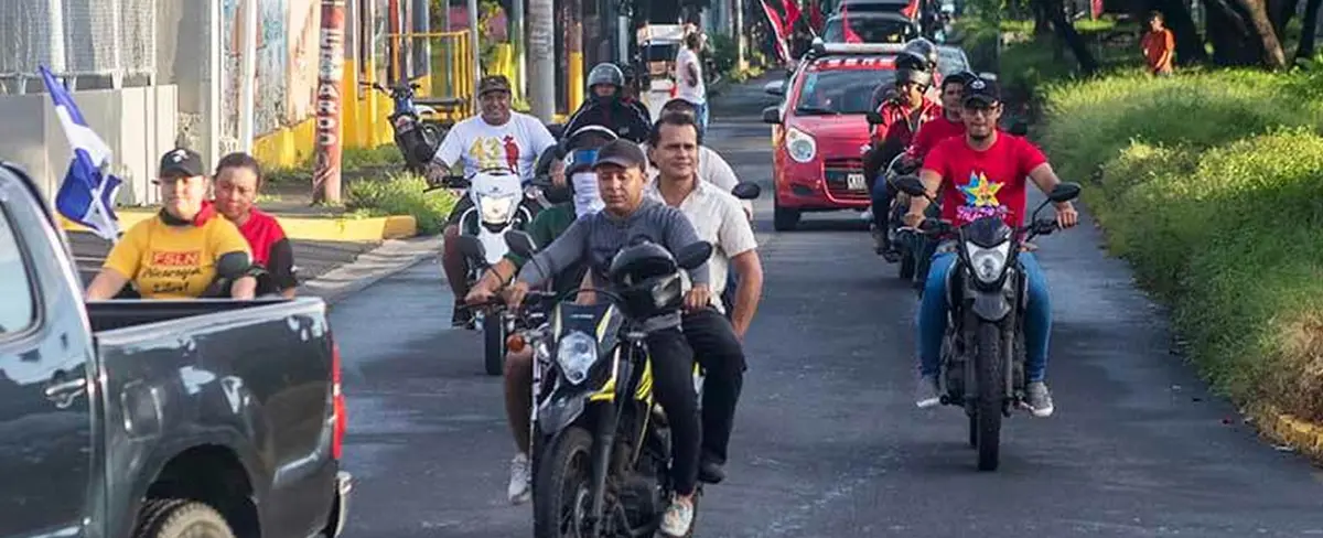 Sandinistas saludan fiestas patrias con hermosa caravana en Managua