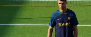 Entidad de fútbol denuncia a Cristiano Ronaldo por golpear el móvil de un aficionado