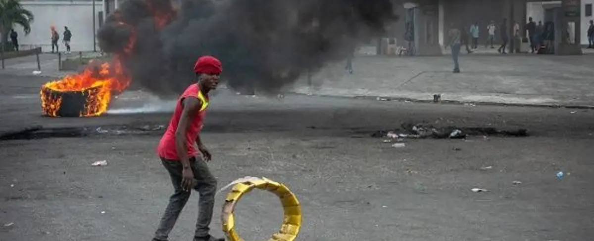 Miles de haitianos protestan por el alza del combustible