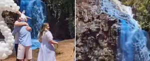 Una pareja provoca indignación tras pintar de azul una cascada para revelar el sexo de su bebé