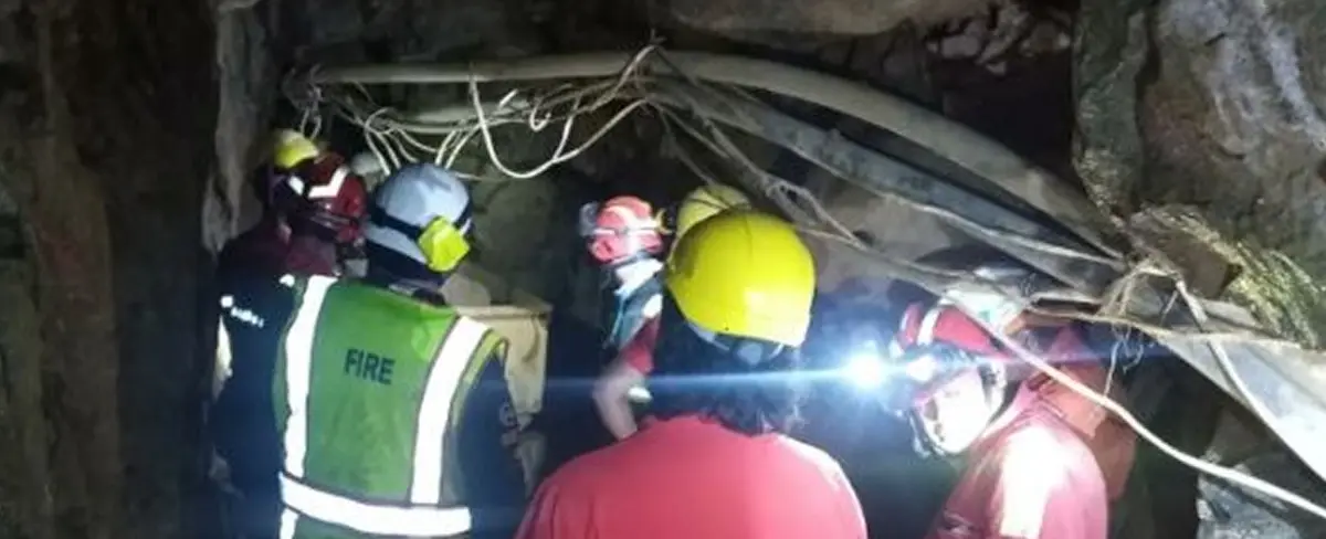 Dos trabajadores son rescatados después de quedar atrapados en una mina en Ecuador