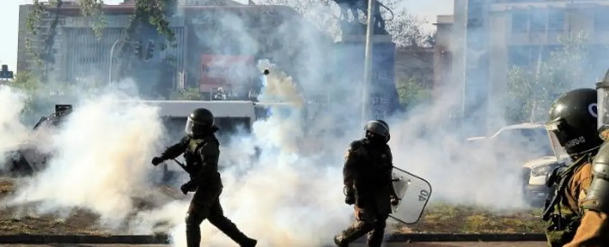 Chile: fuerte represión a manifestantes que celebraban aniversario de estallido social