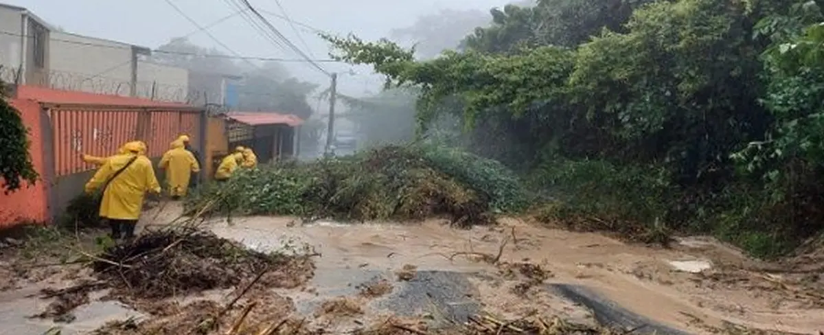 El Salvador registra 8 muertos por la tormenta tropical Julia