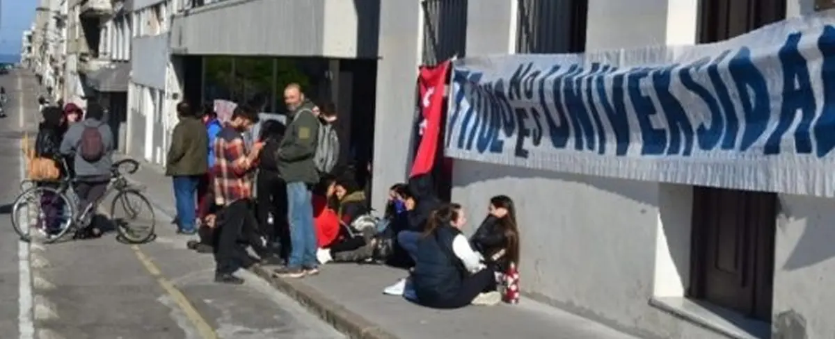 Estudiantes allanan el Ministerio de Educación de Uruguay