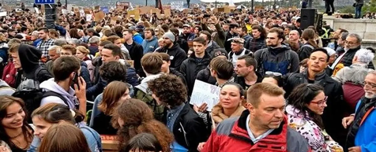 Hungría: miles de estudiantes demandan mejoras salariales para docentes