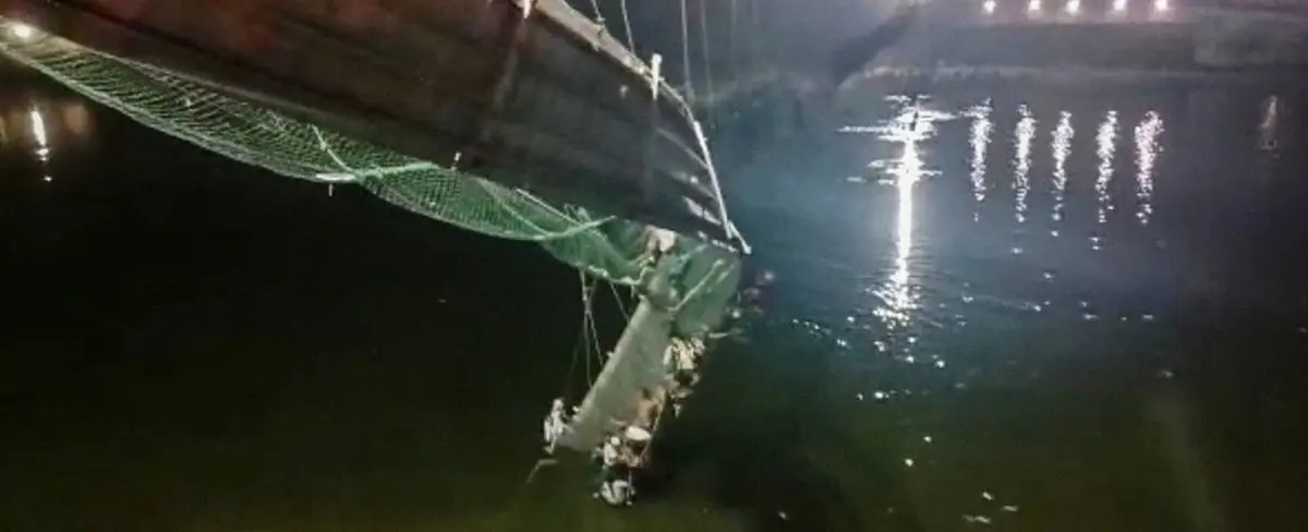 India reporta 91 fallecidos tras derrumbe de un puente colgante