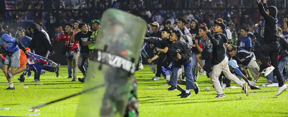 Indonesia: disturbio en estadio de fútbol cobra la vida de 125 personas