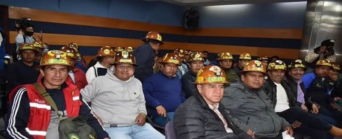 Mineros bolivianos cesan protestas al llegar a un acuerdo con el gobierno
