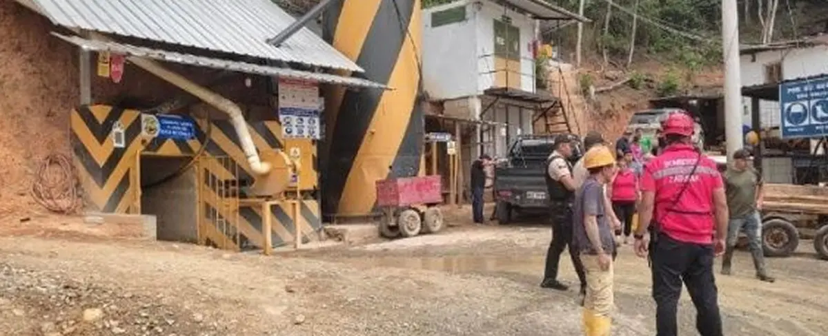 Avalancha deja atrapados a tres mineros en Ecuador