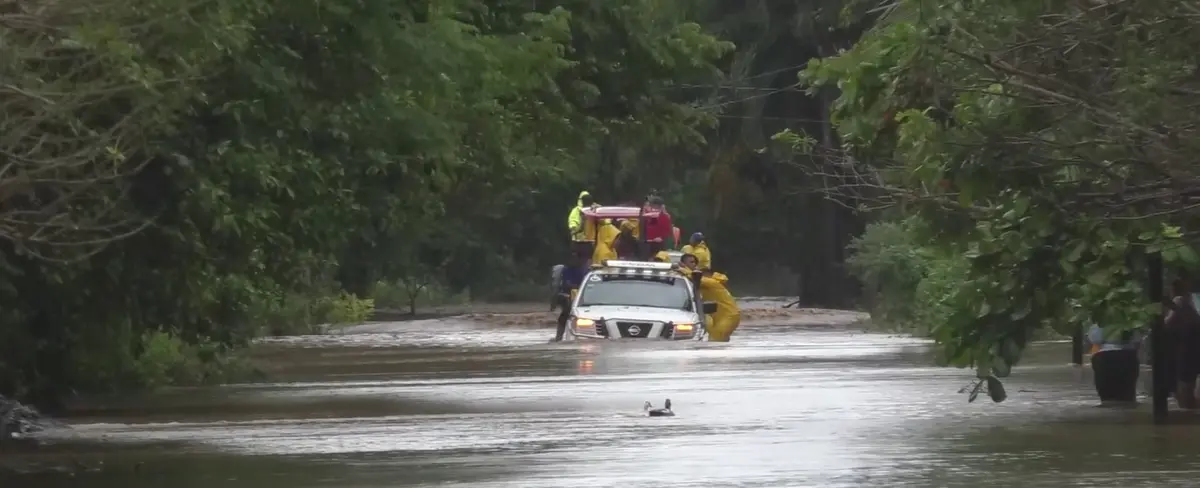 Evacuan a familias tras crecida del río Ochomogo en Potosí