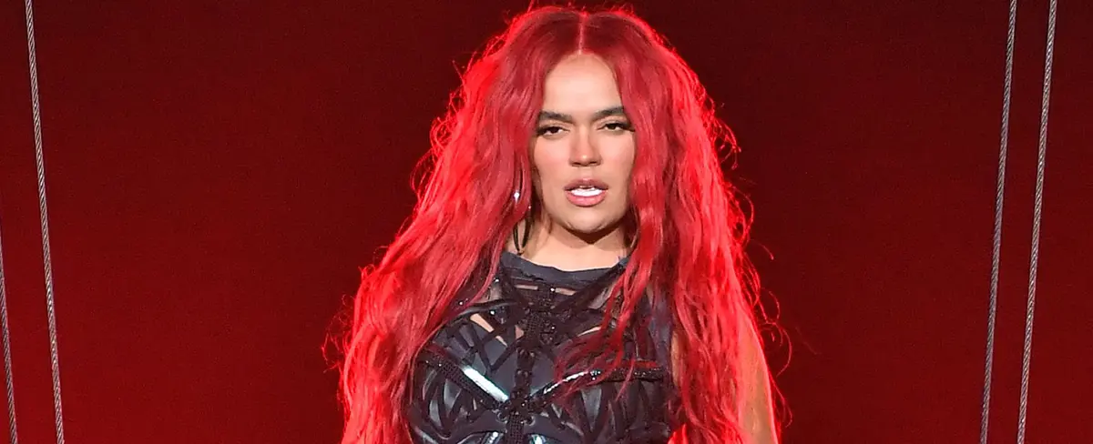 Fan da a luz en pleno concierto de Karol G
