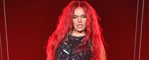 Fan da a luz en pleno concierto de Karol G