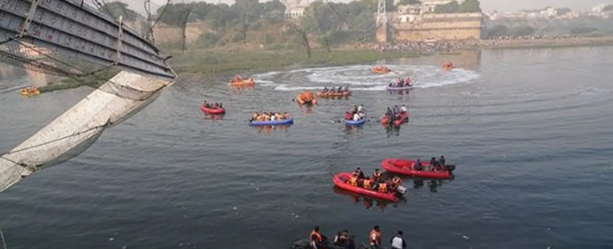 Elevan a 141 cifra de muertos por colapso de un puente en India