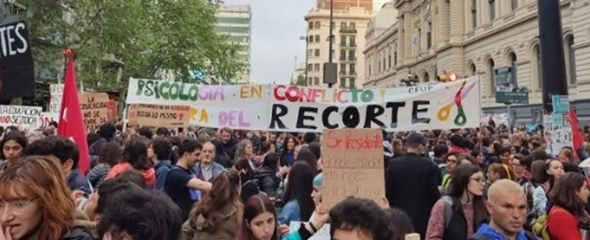 Miles de uruguayos marchan por mayor presupuesto educacional