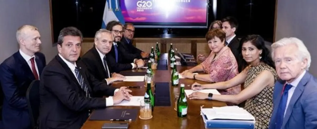 Argentina pide al FMI que bajen los sobrecargos de la deuda