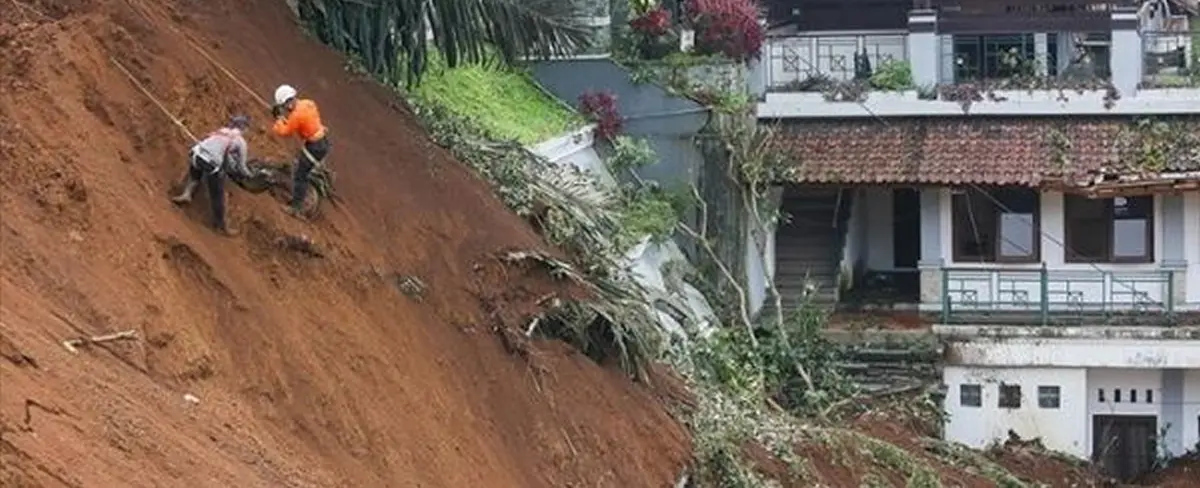 Aumentan a 310 los fallecidos por terremoto en Indonesia