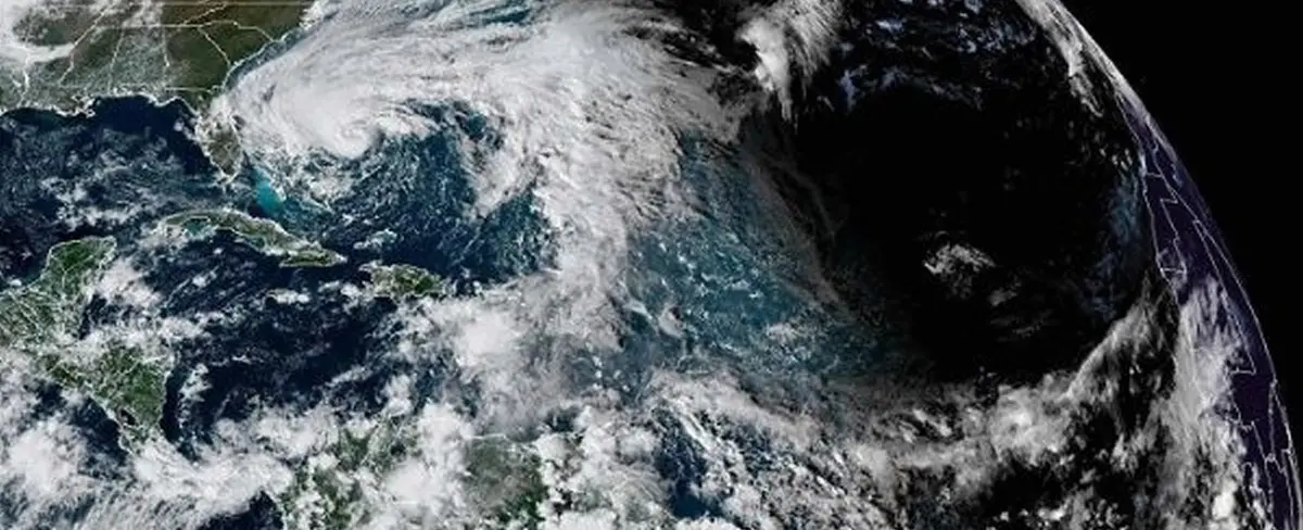 Tormenta tropical Nicole se fortalece rumbo a Florida, EE.UU.