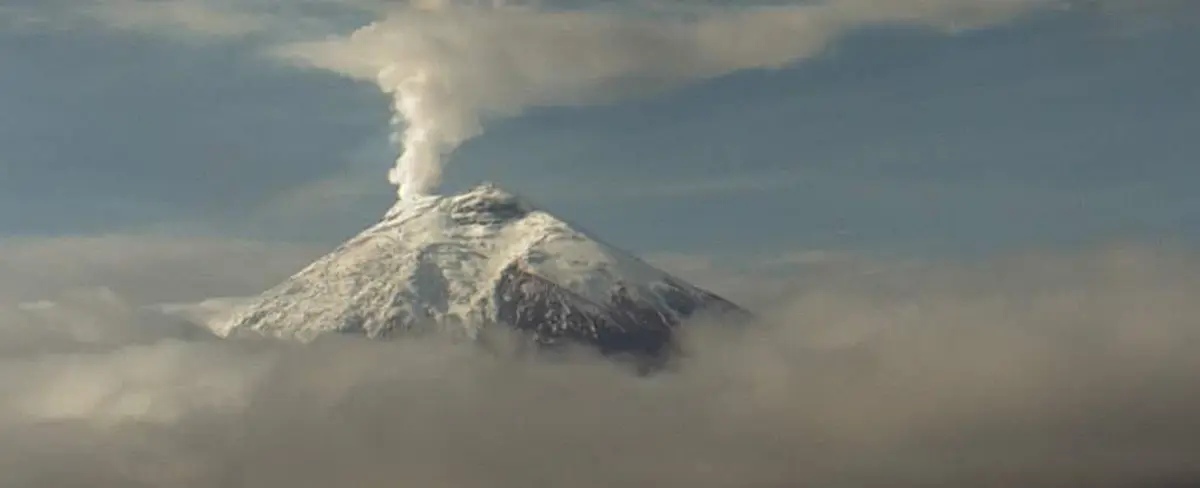 Volcán ecuatoriano de Cotopaxi emite columna de gases de hasta 1.800 metros