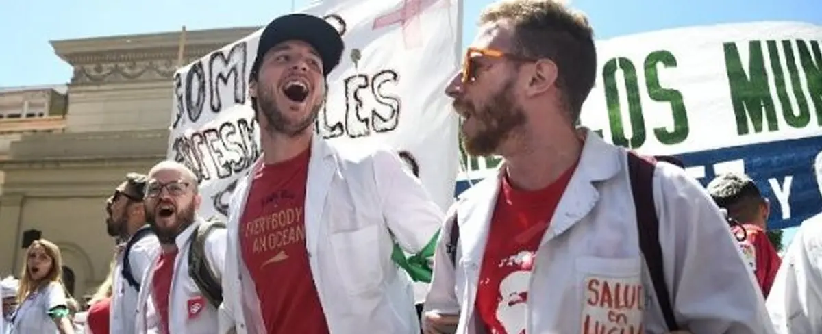 <a>Trabajadores sanitarios exigen mejores sueldos en Buenos Aires</a>