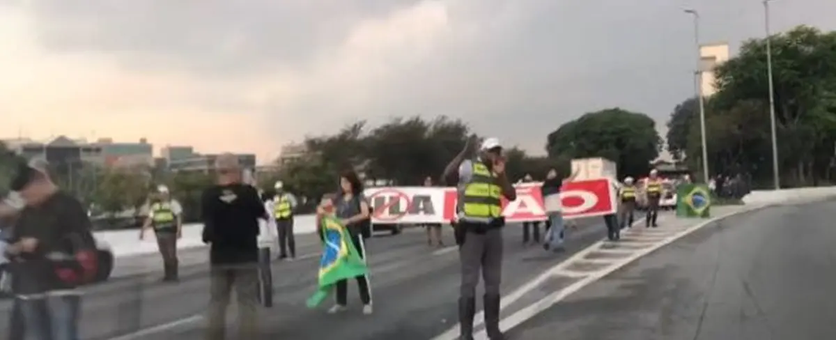 Policía inicia levantamientos de bloqueos en las carreteras de Brasil