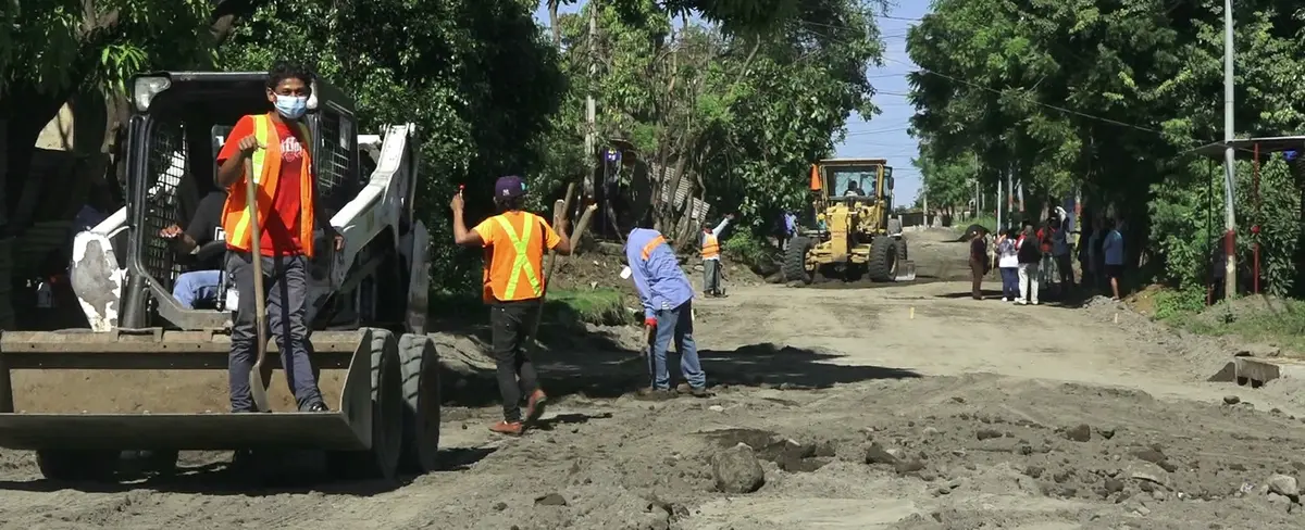 Supervisan construcción de calles en el barrio Villa Libertad