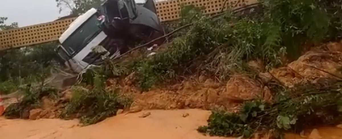 Deslizamiento de tierra arrastra coches y camiones en Brasil