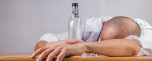 Suman 28 muertos por intoxicación con alcohol adulterado en Ecuador