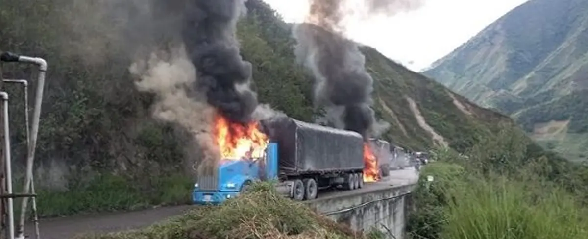 Hombres armados queman siete camiones de carga en Colombia