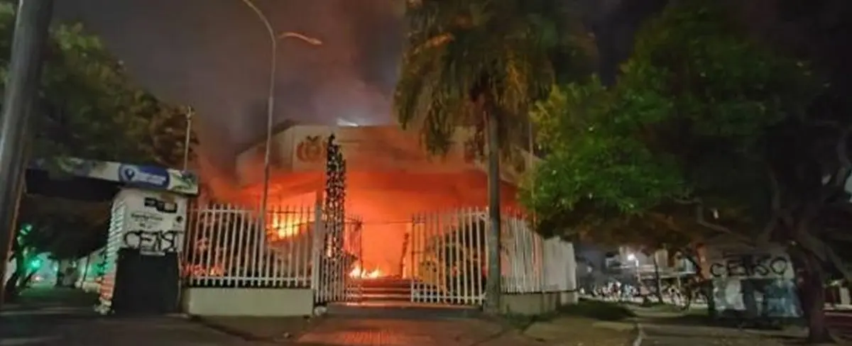 Golpistas incendian edificios públicos en Santa Cruz y Cochabamba, Bolivia