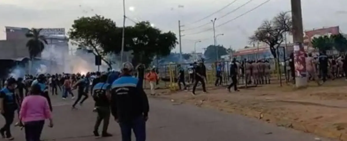 Grupos de derecha atacan a comerciantes en Santa Cruz, Bolivia
