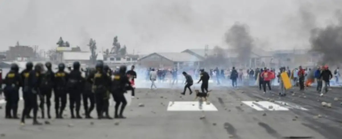 Manifestantes en Perú toman el Aeropuerto de Arequipa exigiendo liberación de Castillo
