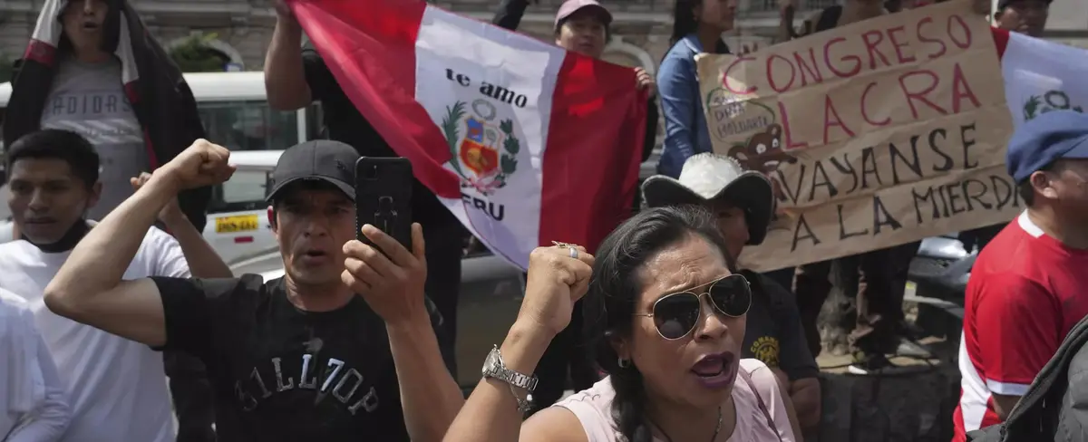 Peruanos salen a las calles en apoyo a Pedro Castillo