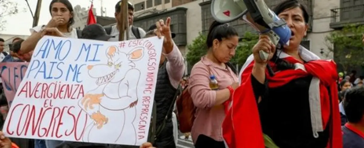 Presidenta de Perú adelanta fecha para elecciones en 2023
