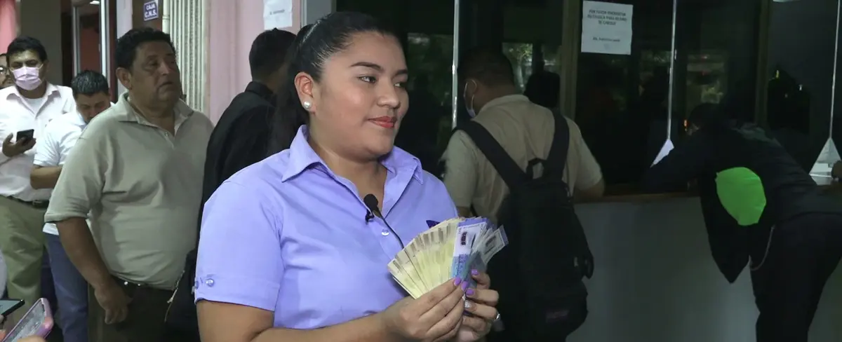 Trabajadores de la salud reciben pago adelantado del mes de diciembre