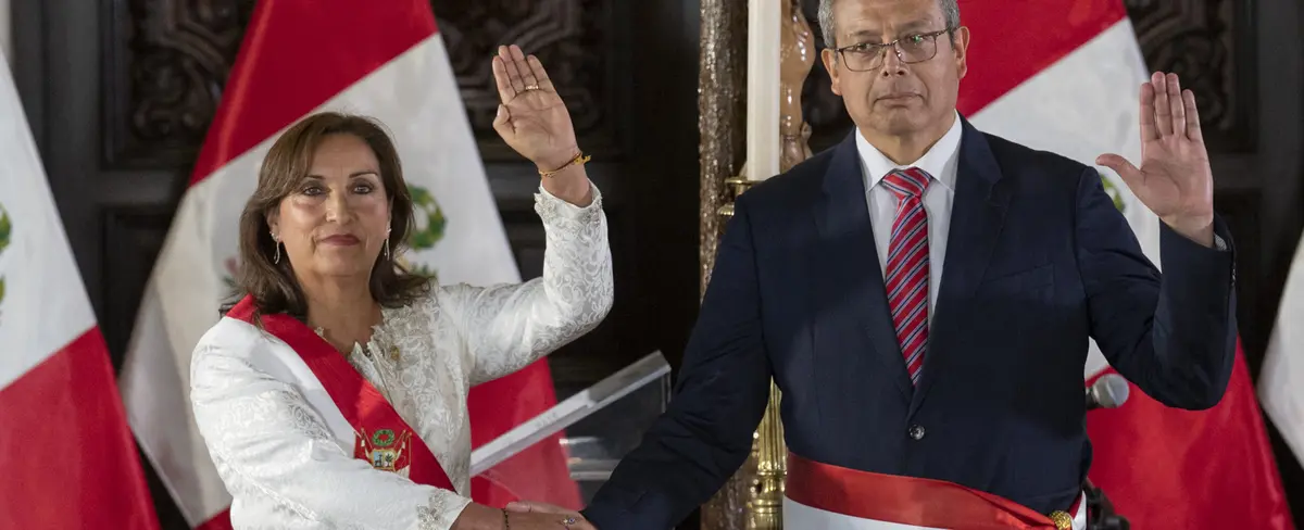 Presidenta de Perú toma juramento a nuevos ministros