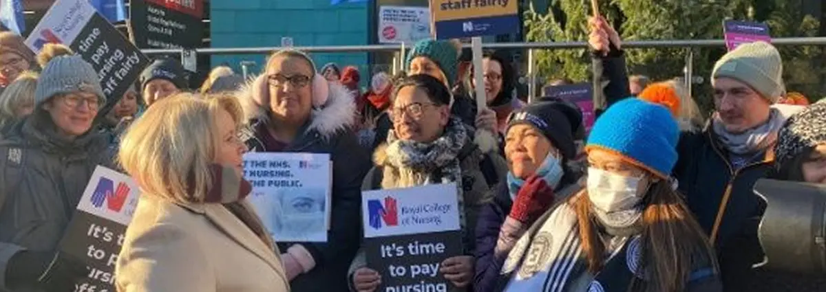 Enfermeros británicos inician huelga por mejoras salariales