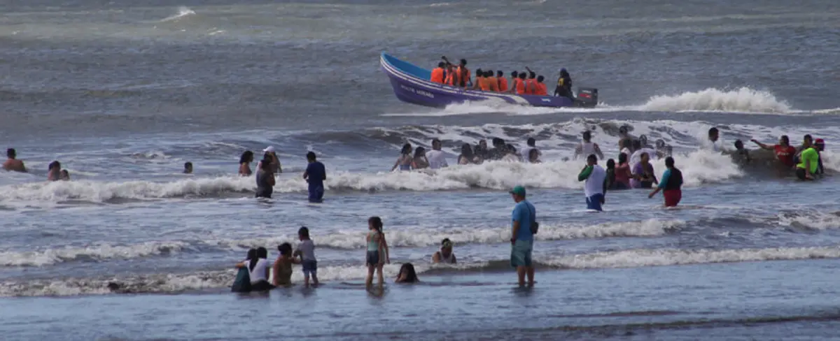 Nicaragüenses disfrutan sus vacaciones en las aguas de Masachapa