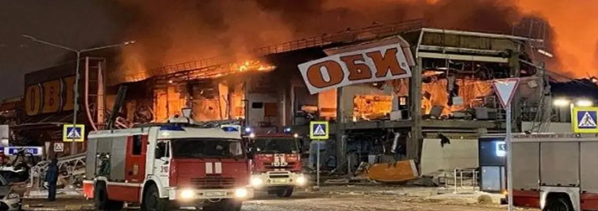 Incendio de gran magnitud destruye centro comercial en Moscú, Rusia