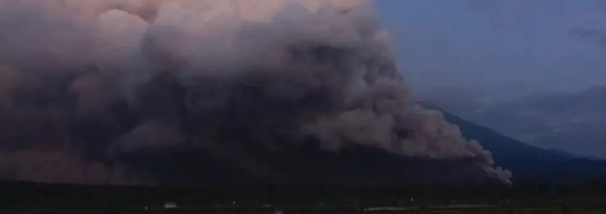 Indonesia decreta máxima alerta ante erupción de volcán Semeru